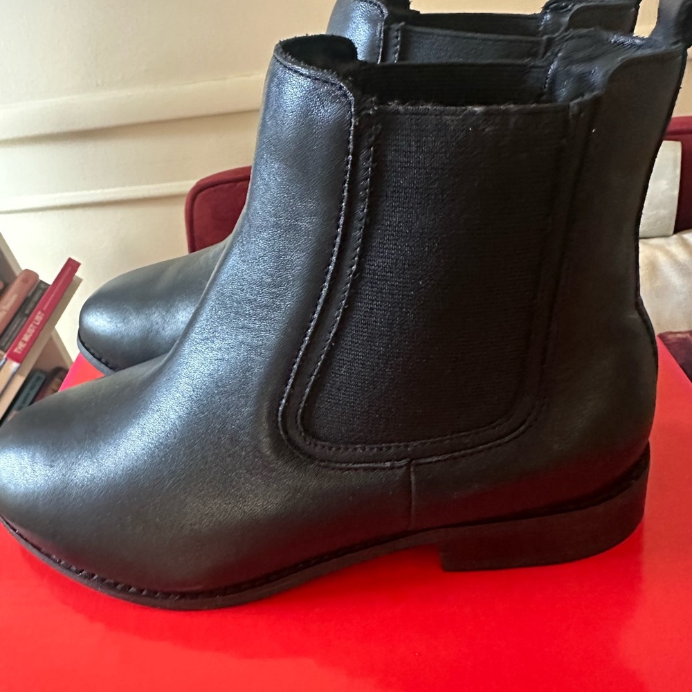 NWT Size 9.5 wide width black Chelsea boots